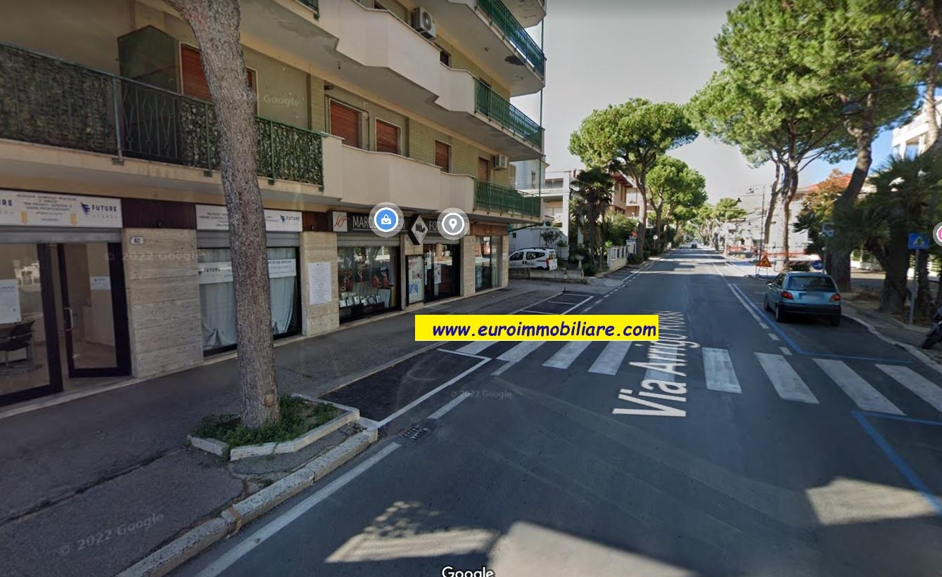 Locale commerciale sulla via principale