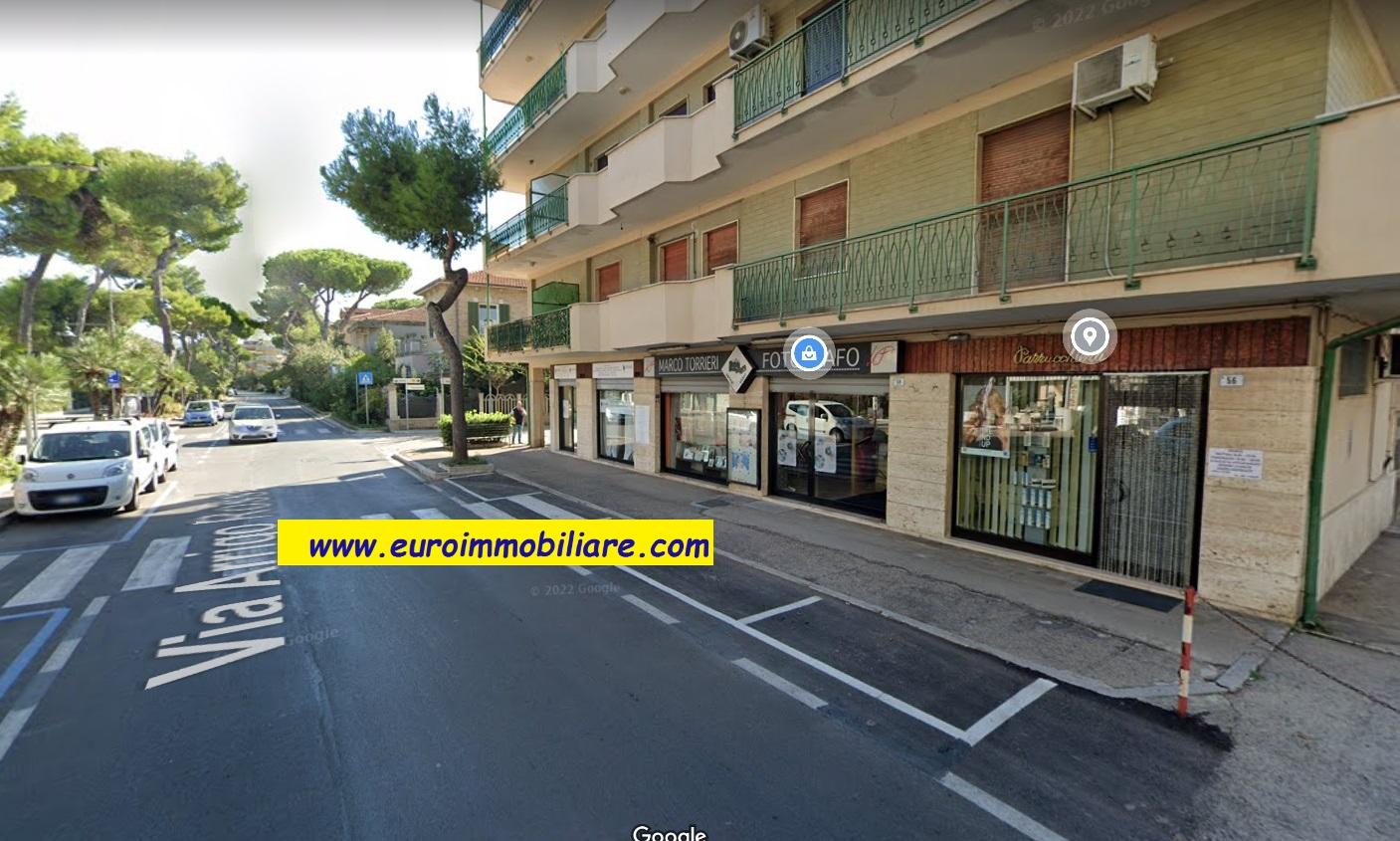 Locale commerciale sulla via principale