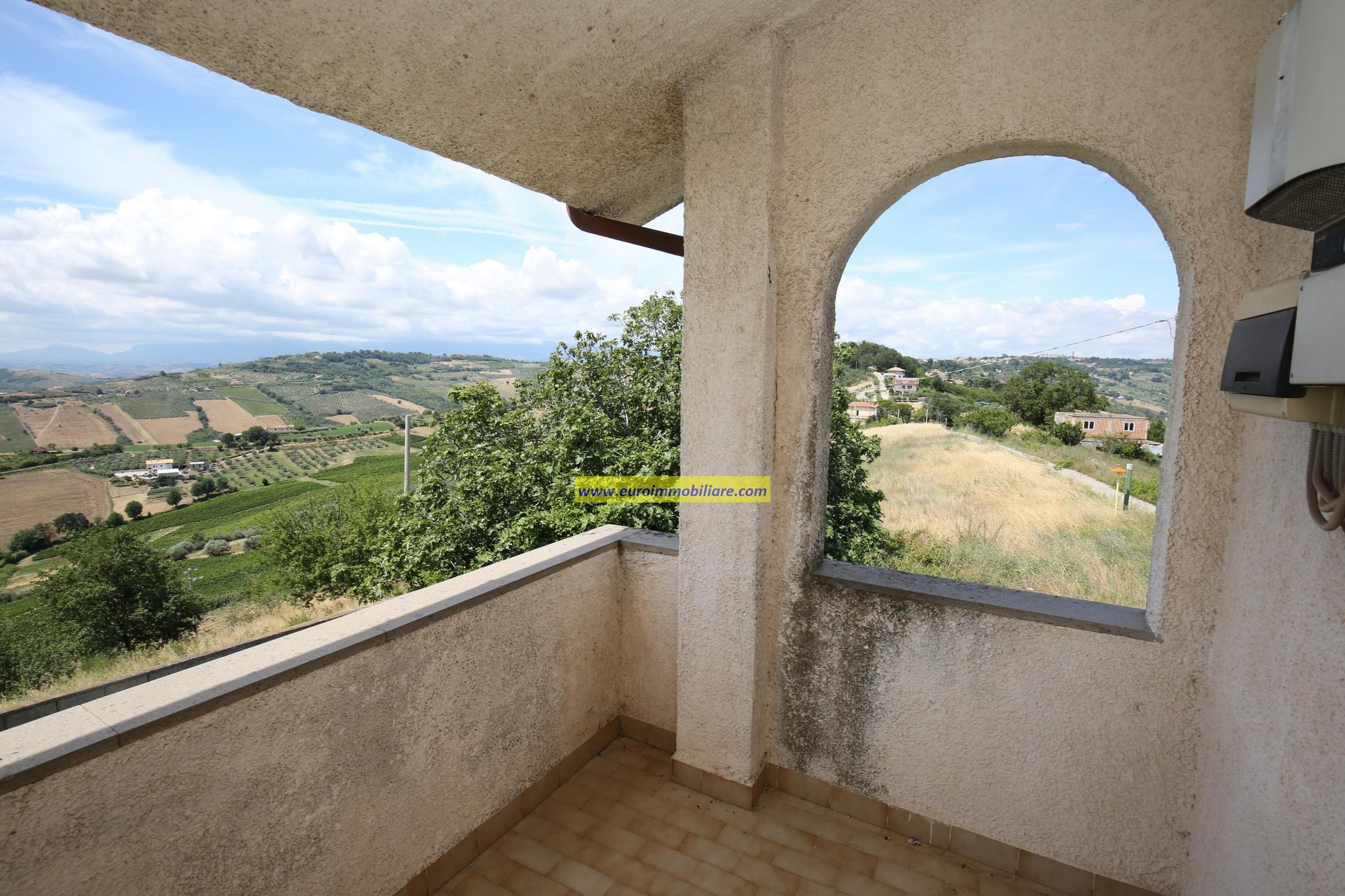 Affascinante casa singola su due livelli con taverna, giardino e terreni agricoli