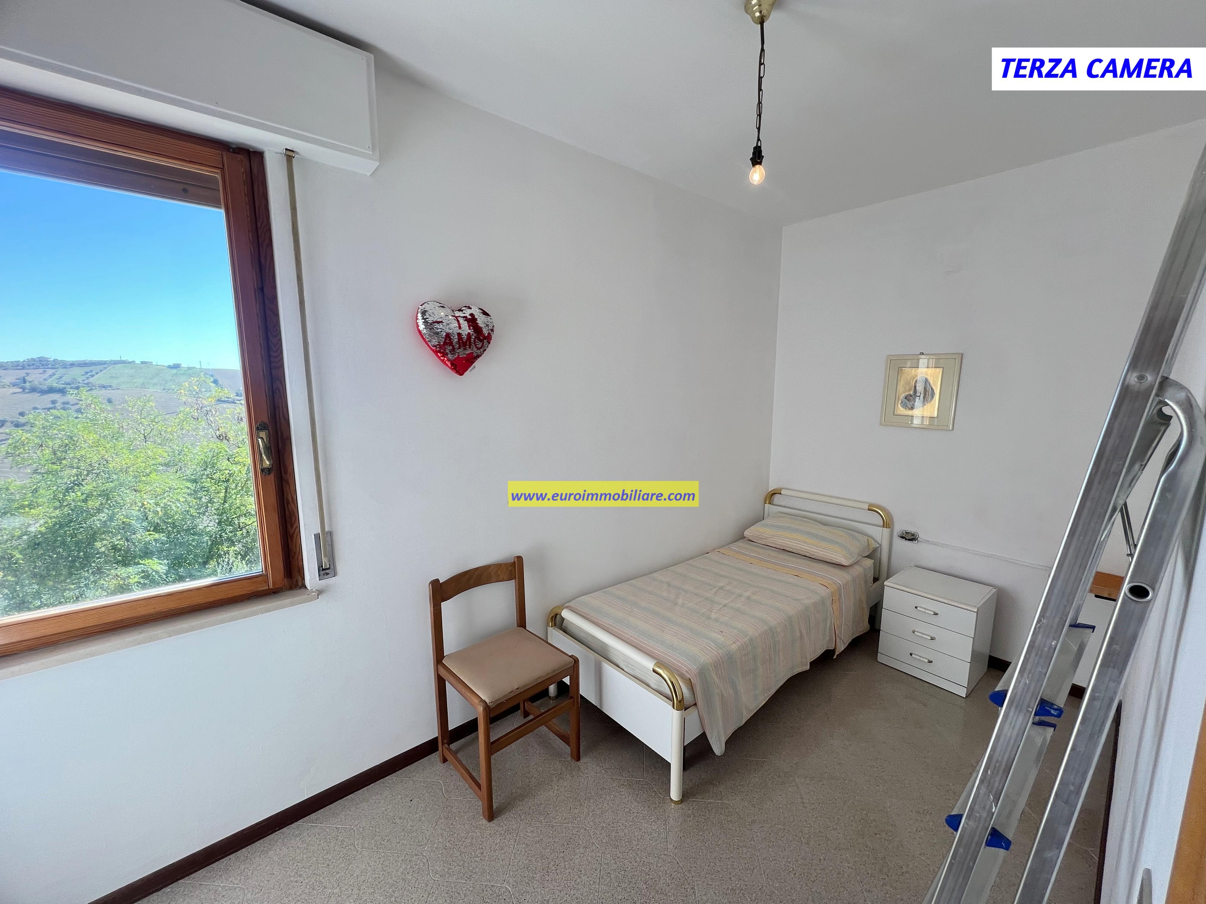 Casa Singola con un ettaro di Uliveto
