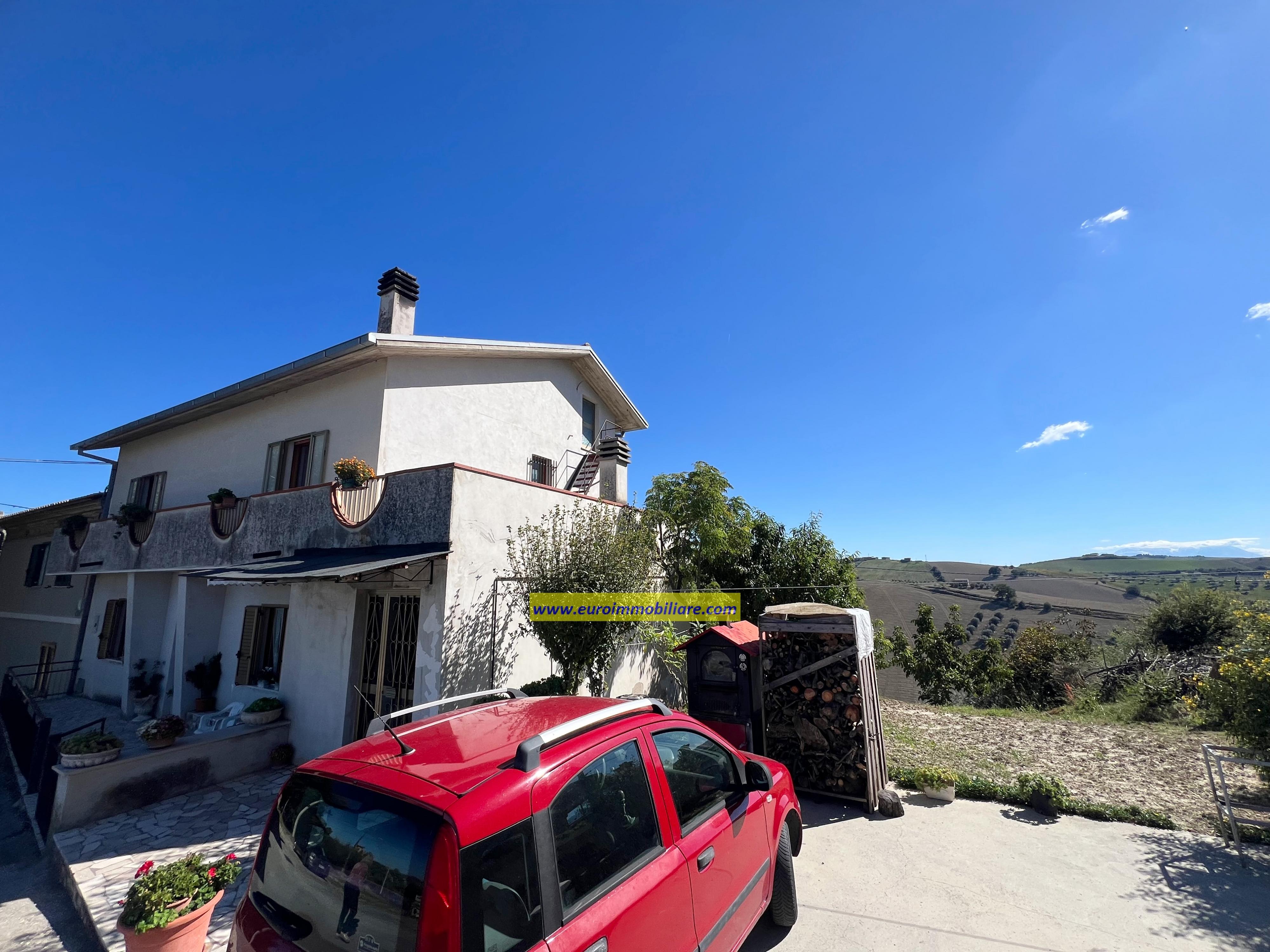 Casa Singola con un ettaro di Uliveto