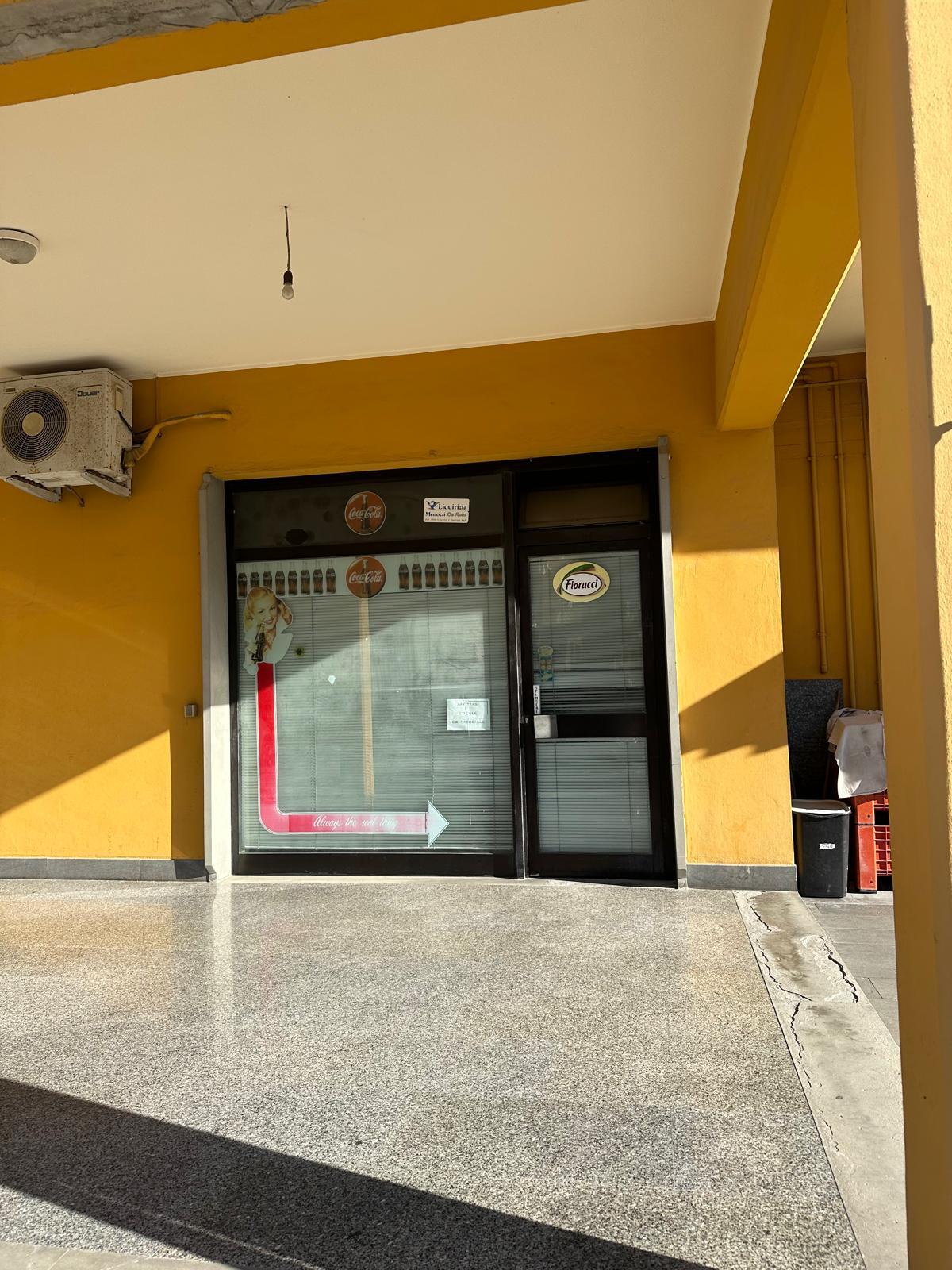 Locale commerciale in zona residenziale