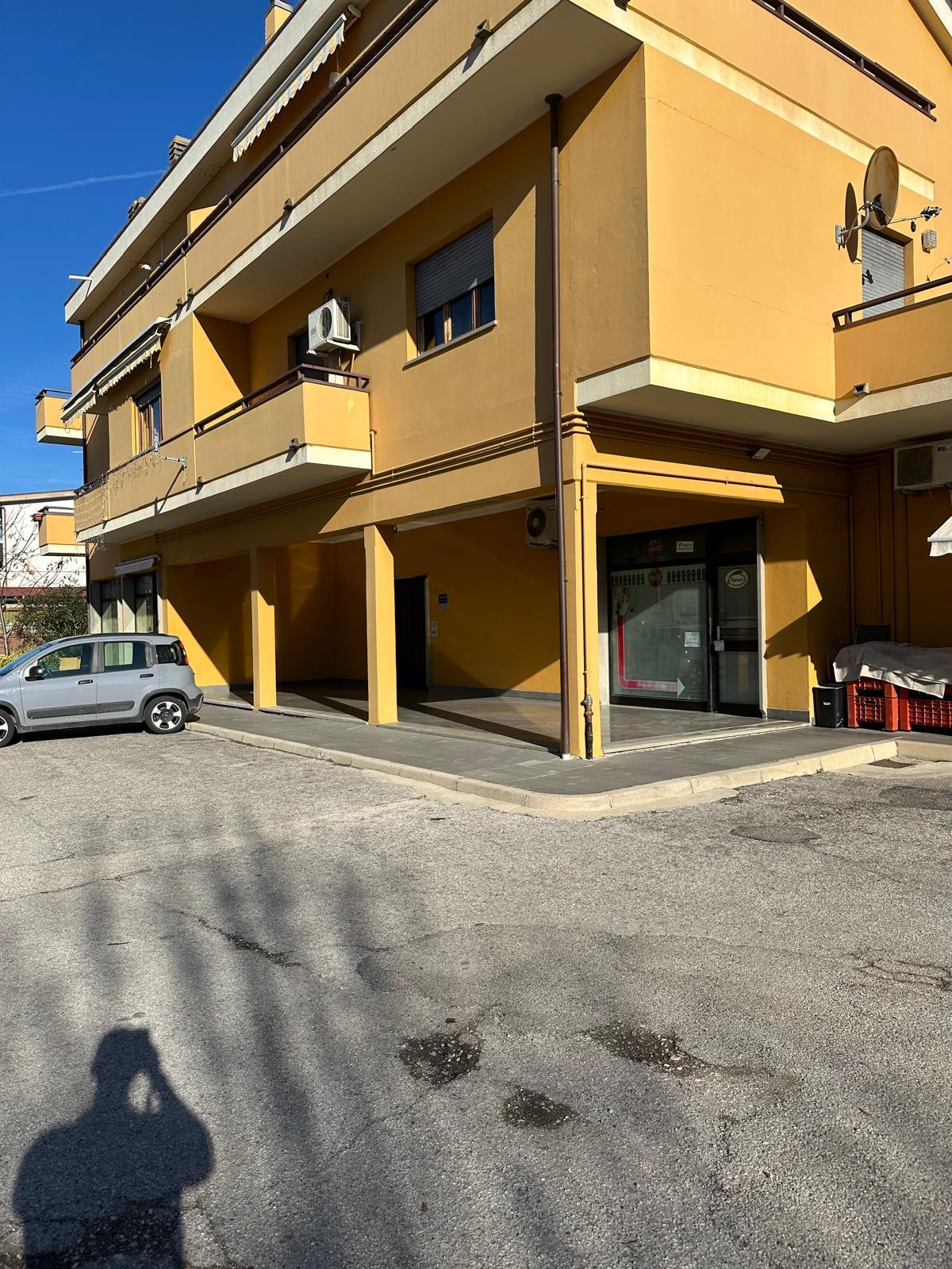 Locale commerciale in zona residenziale