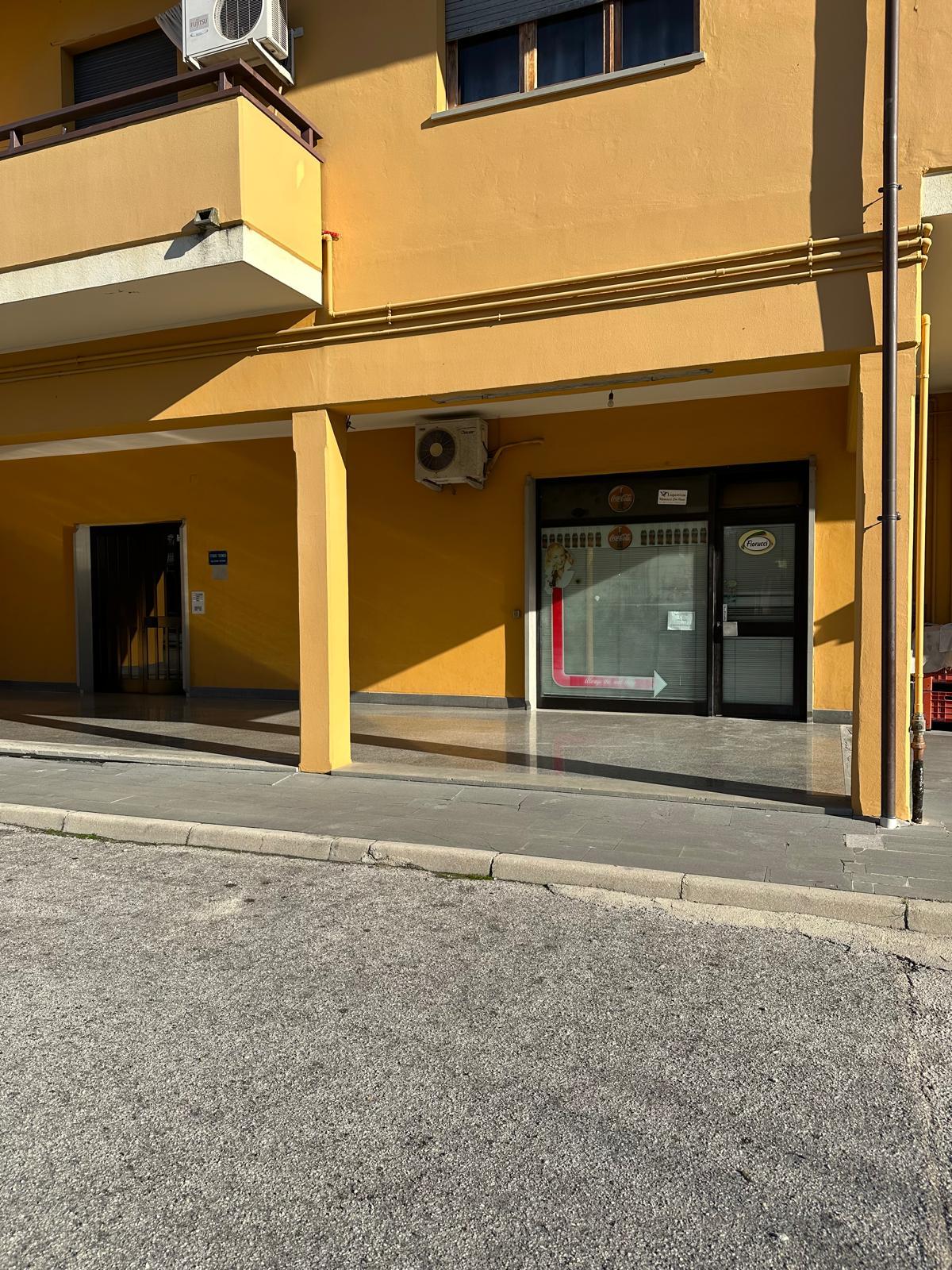 Locale commerciale in zona residenziale