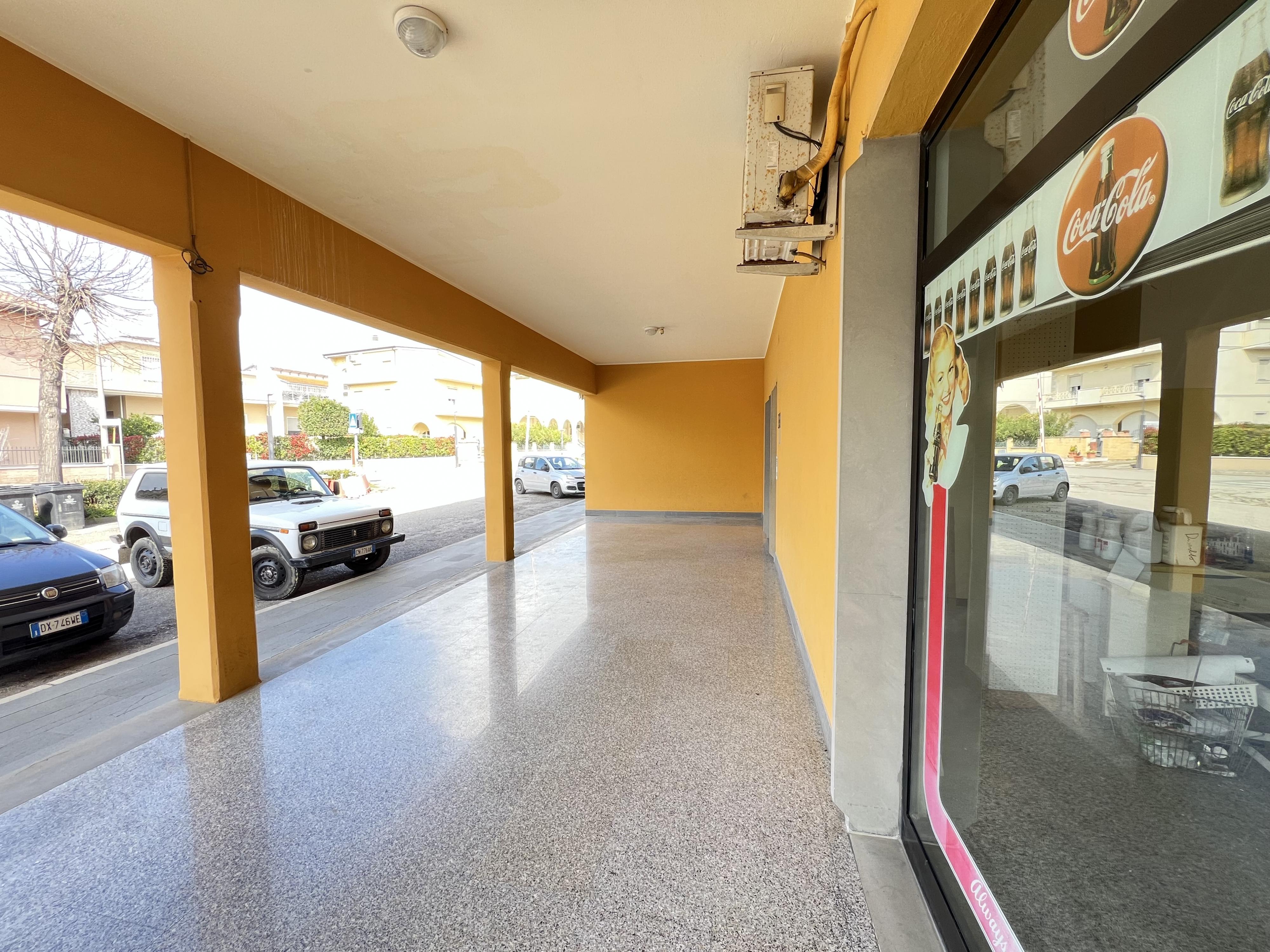 Locale commerciale in zona residenziale