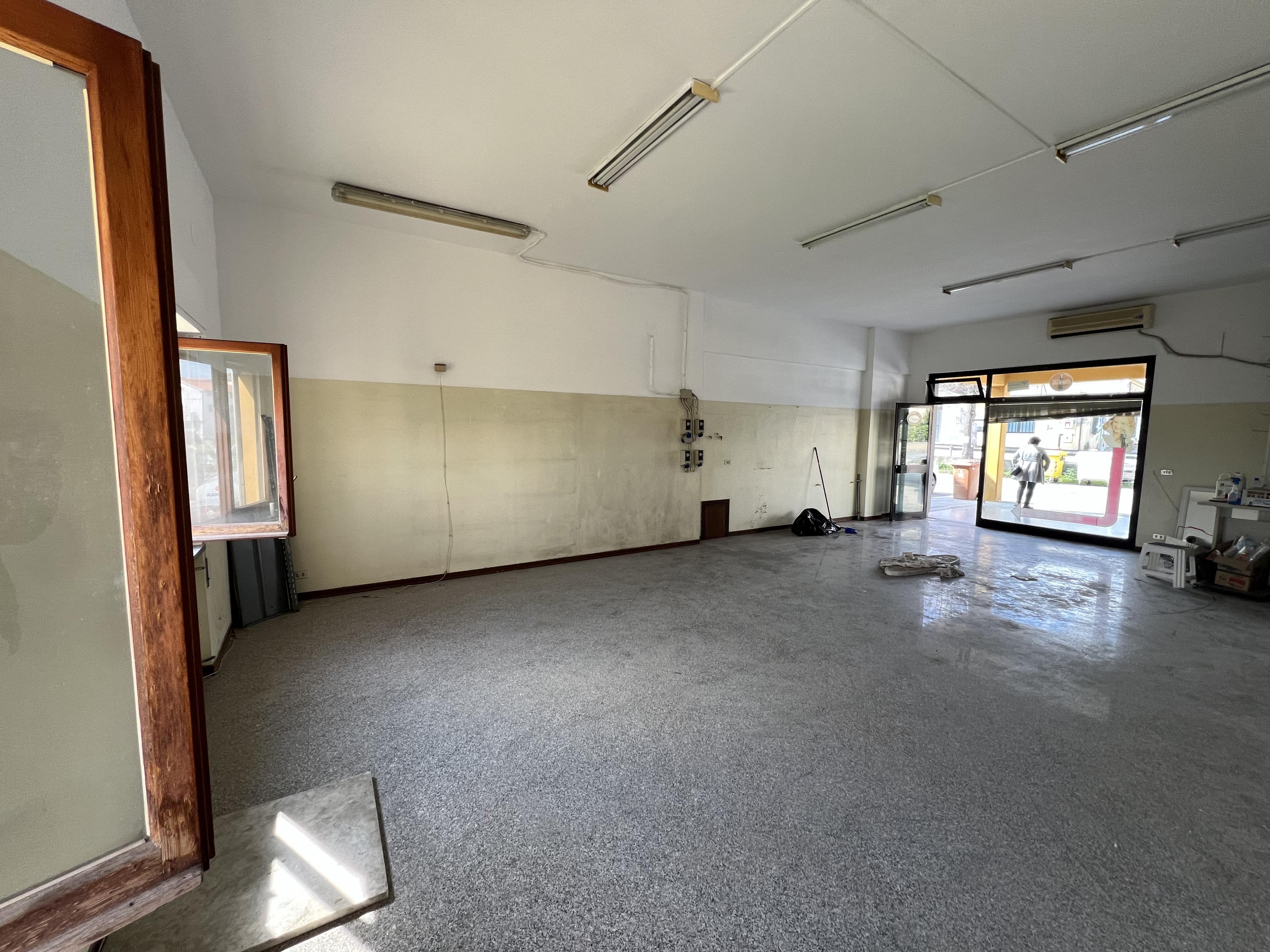 Locale commerciale in zona residenziale