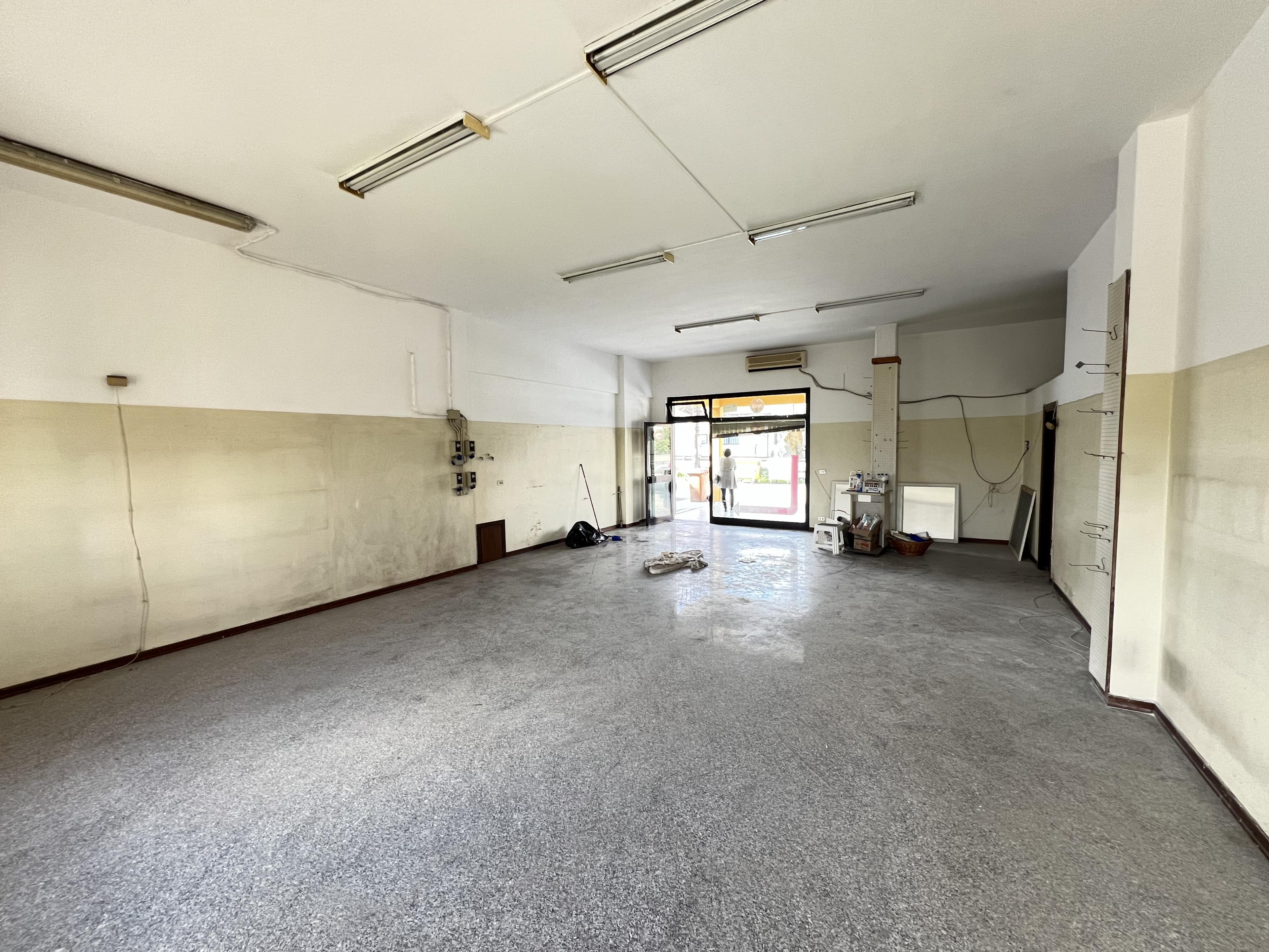 Locale commerciale in zona residenziale