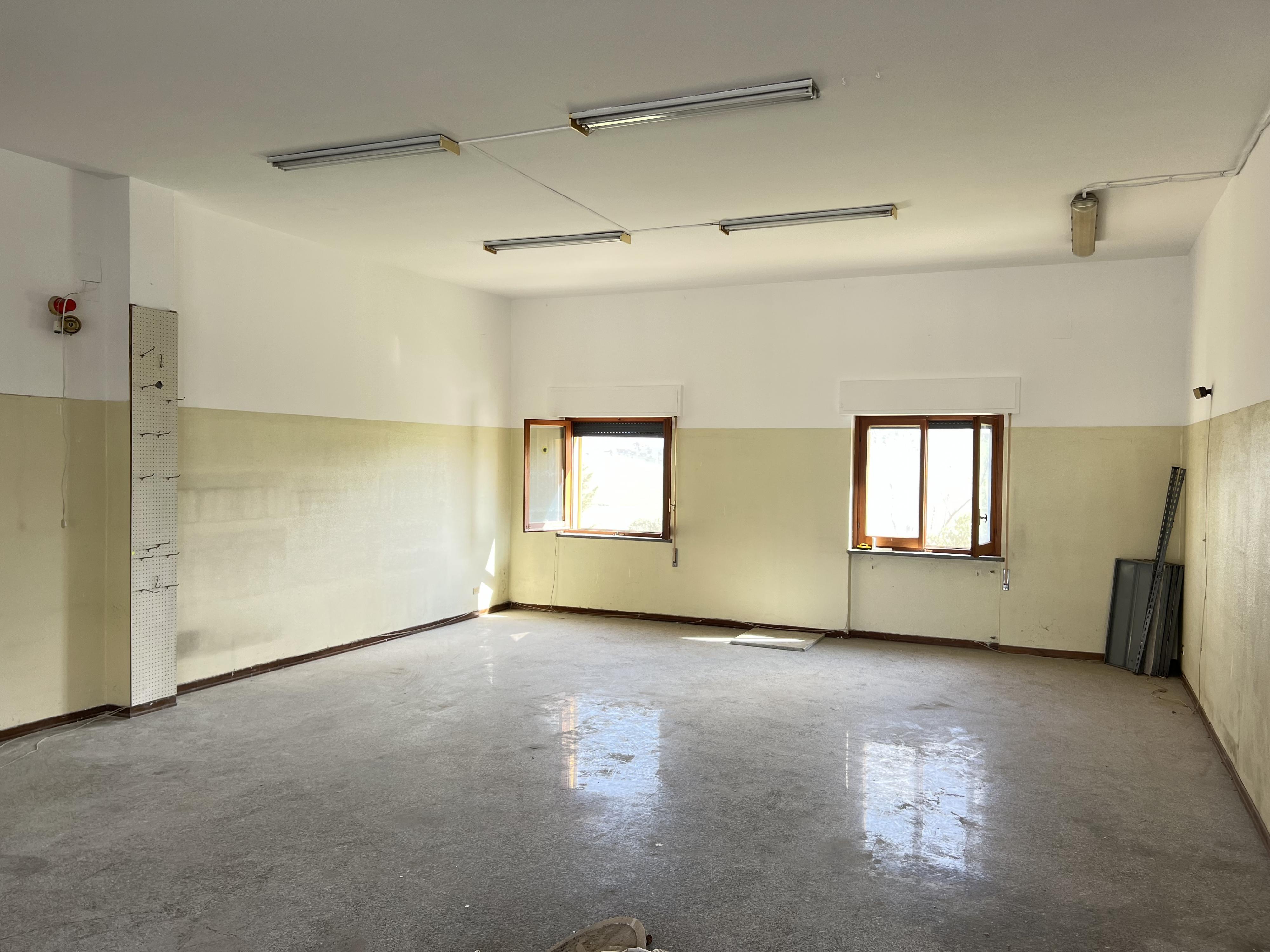 Locale commerciale in zona residenziale