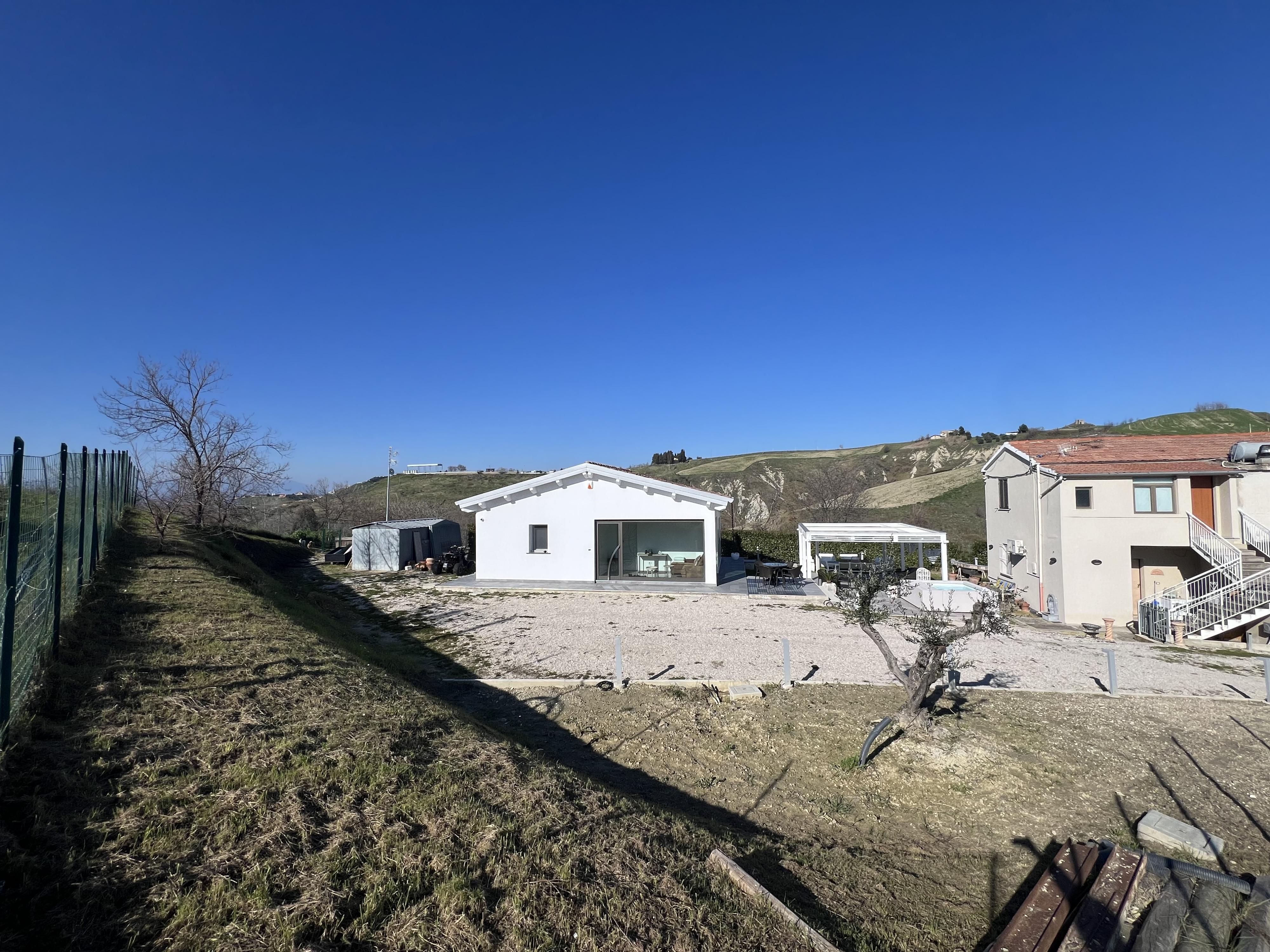VILLA MODERNA IMMERSA NELLA NATURA