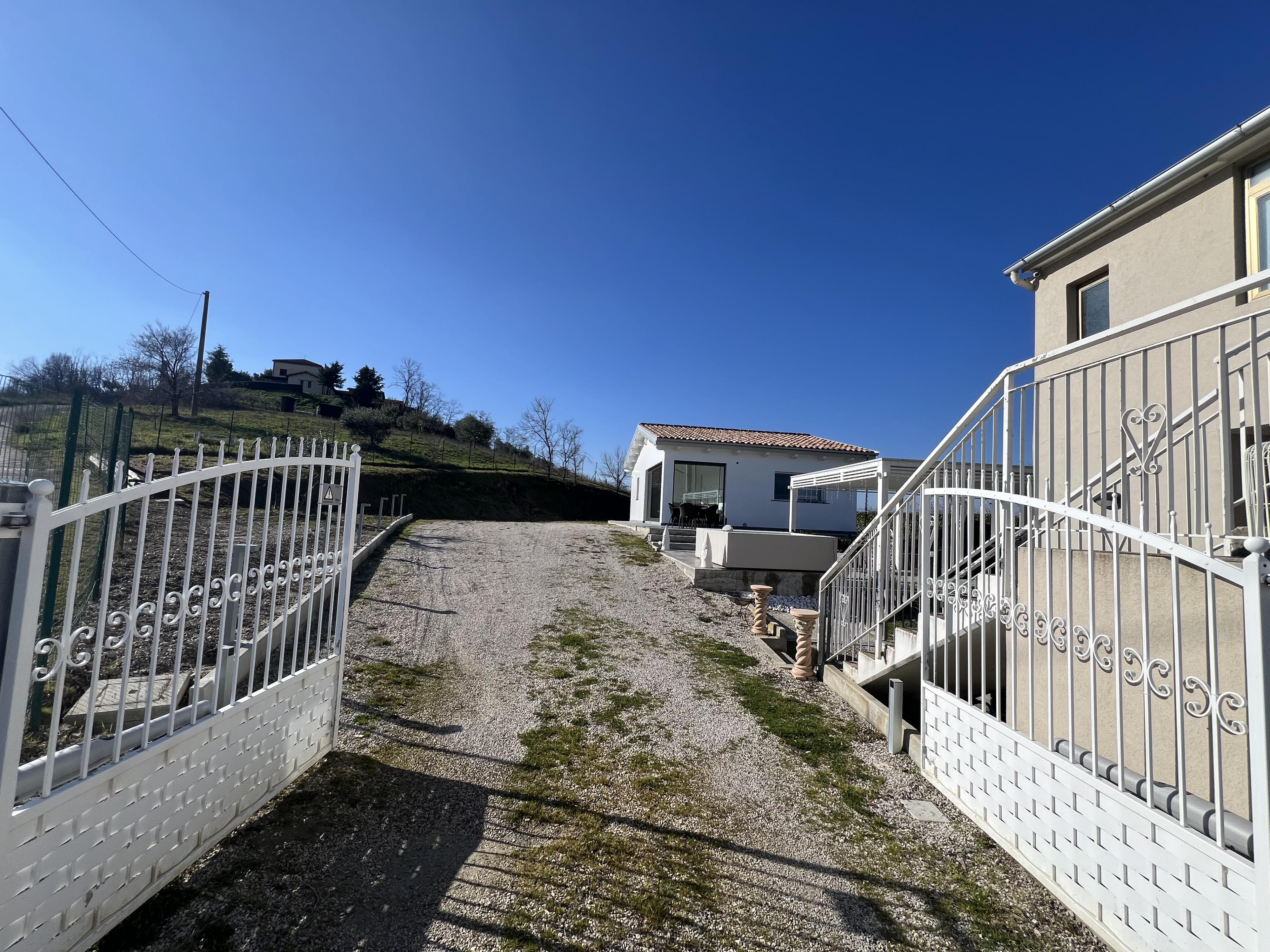 VILLA MODERNA IMMERSA NELLA NATURA