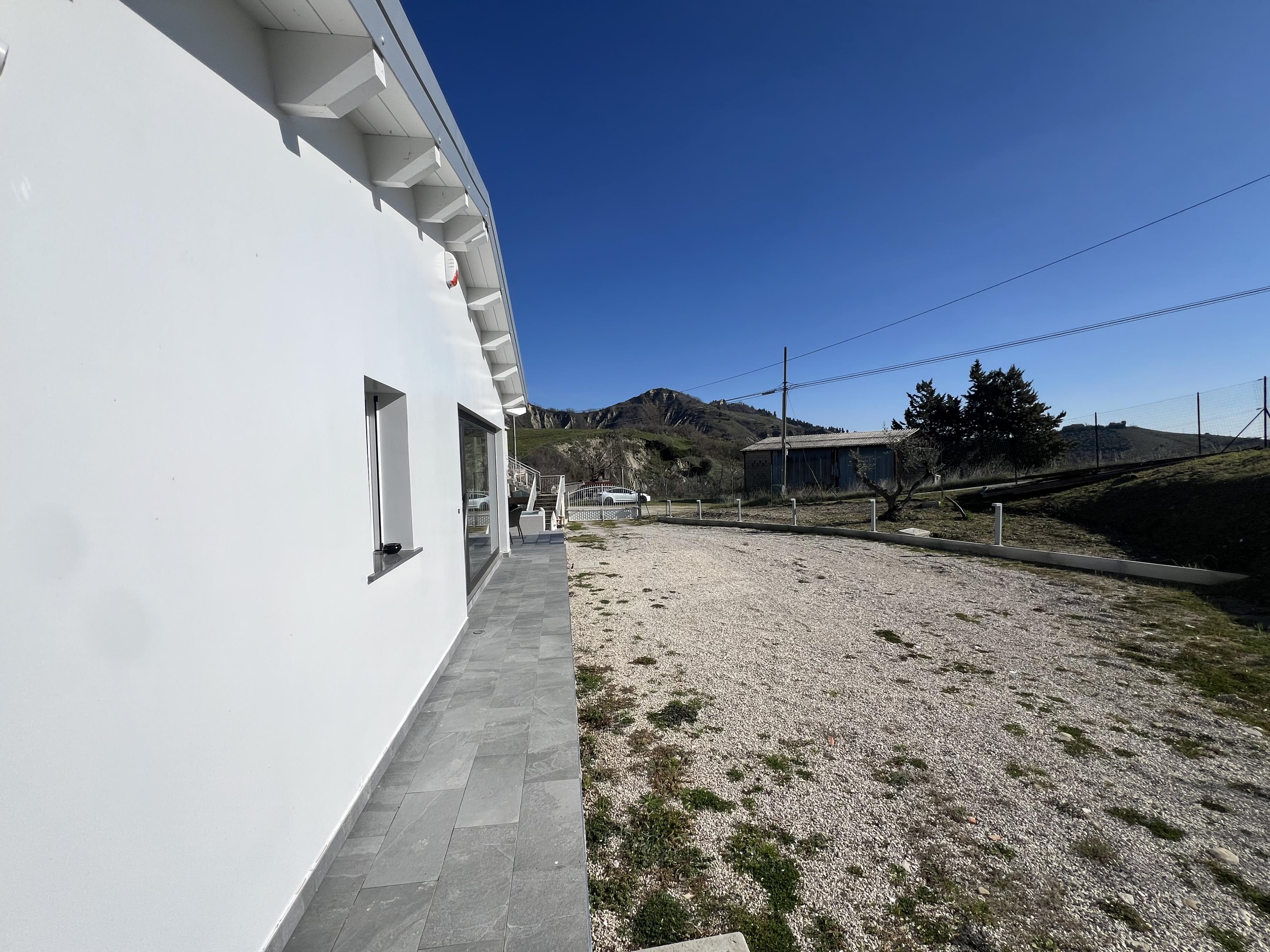 VILLA MODERNA IMMERSA NELLA NATURA