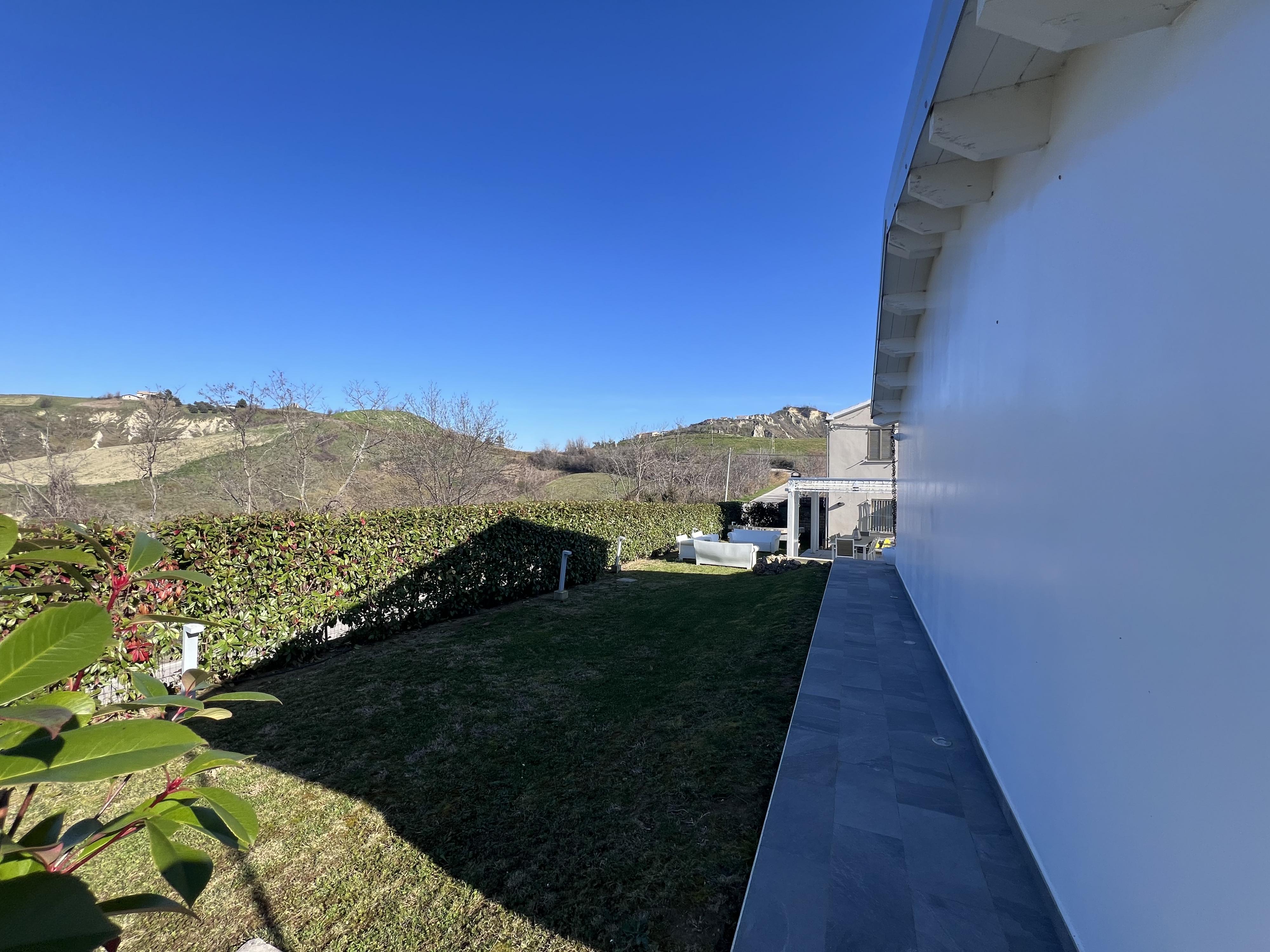 VILLA MODERNA IMMERSA NELLA NATURA