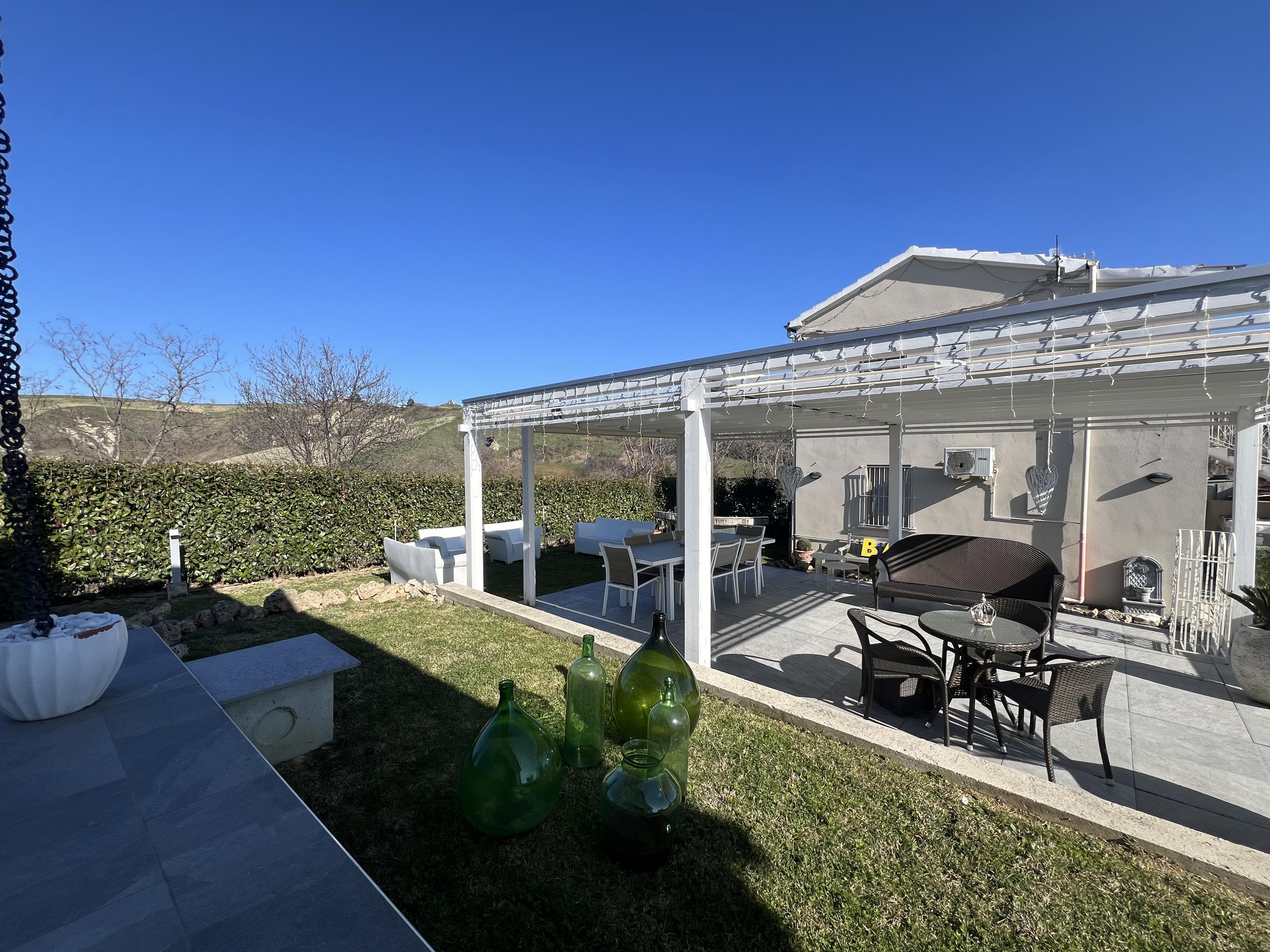 VILLA MODERNA IMMERSA NELLA NATURA