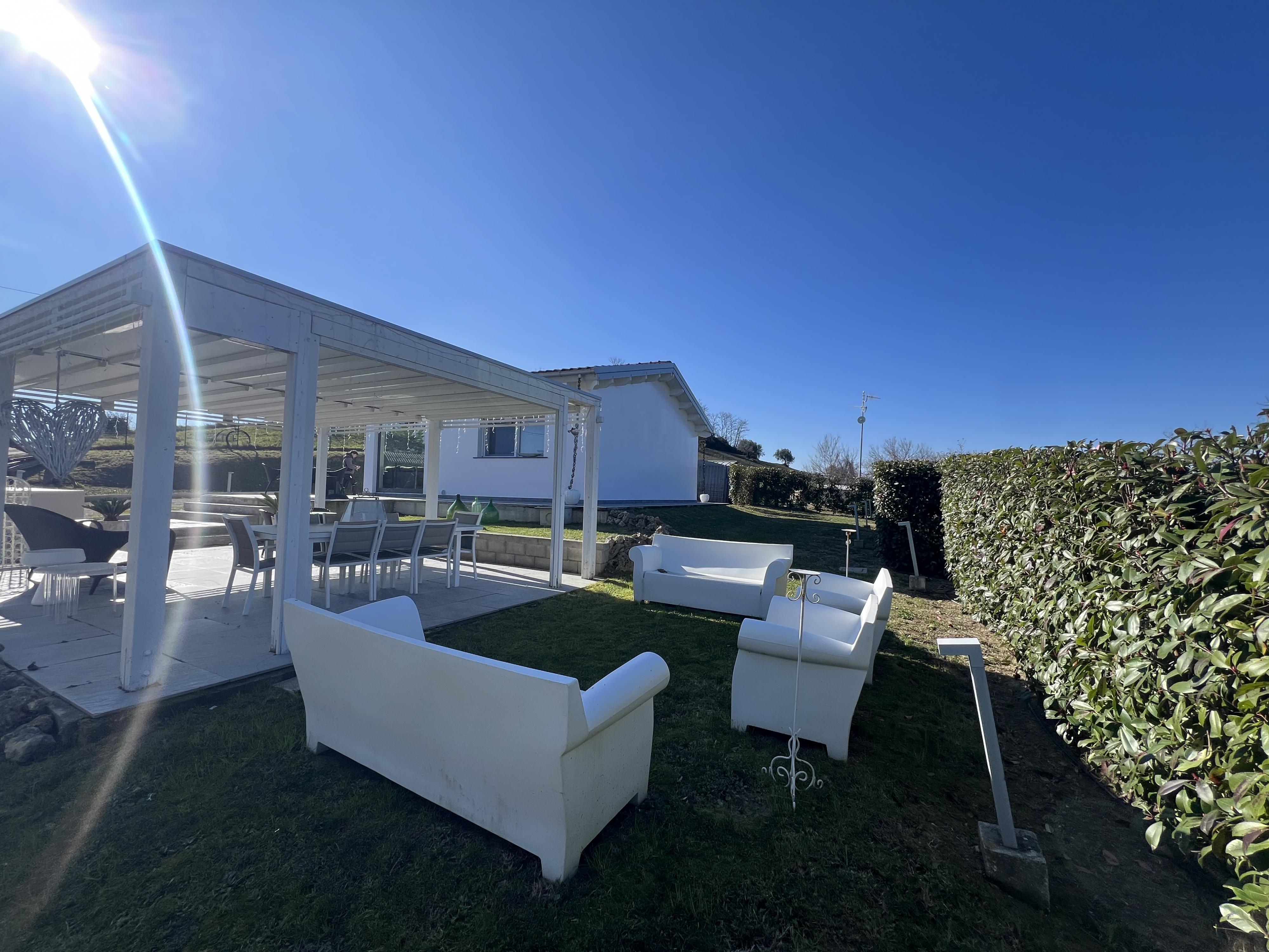 VILLA MODERNA IMMERSA NELLA NATURA