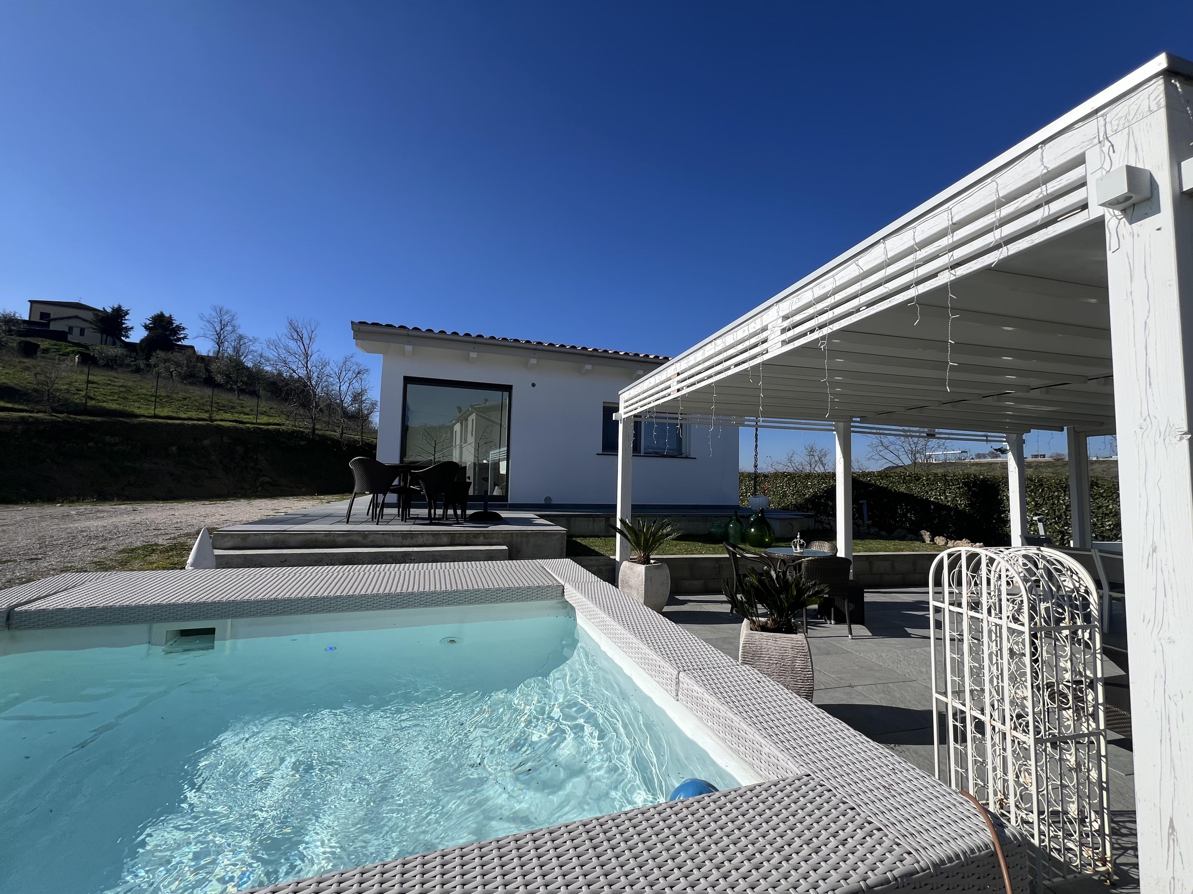 VILLA MODERNA IMMERSA NELLA NATURA