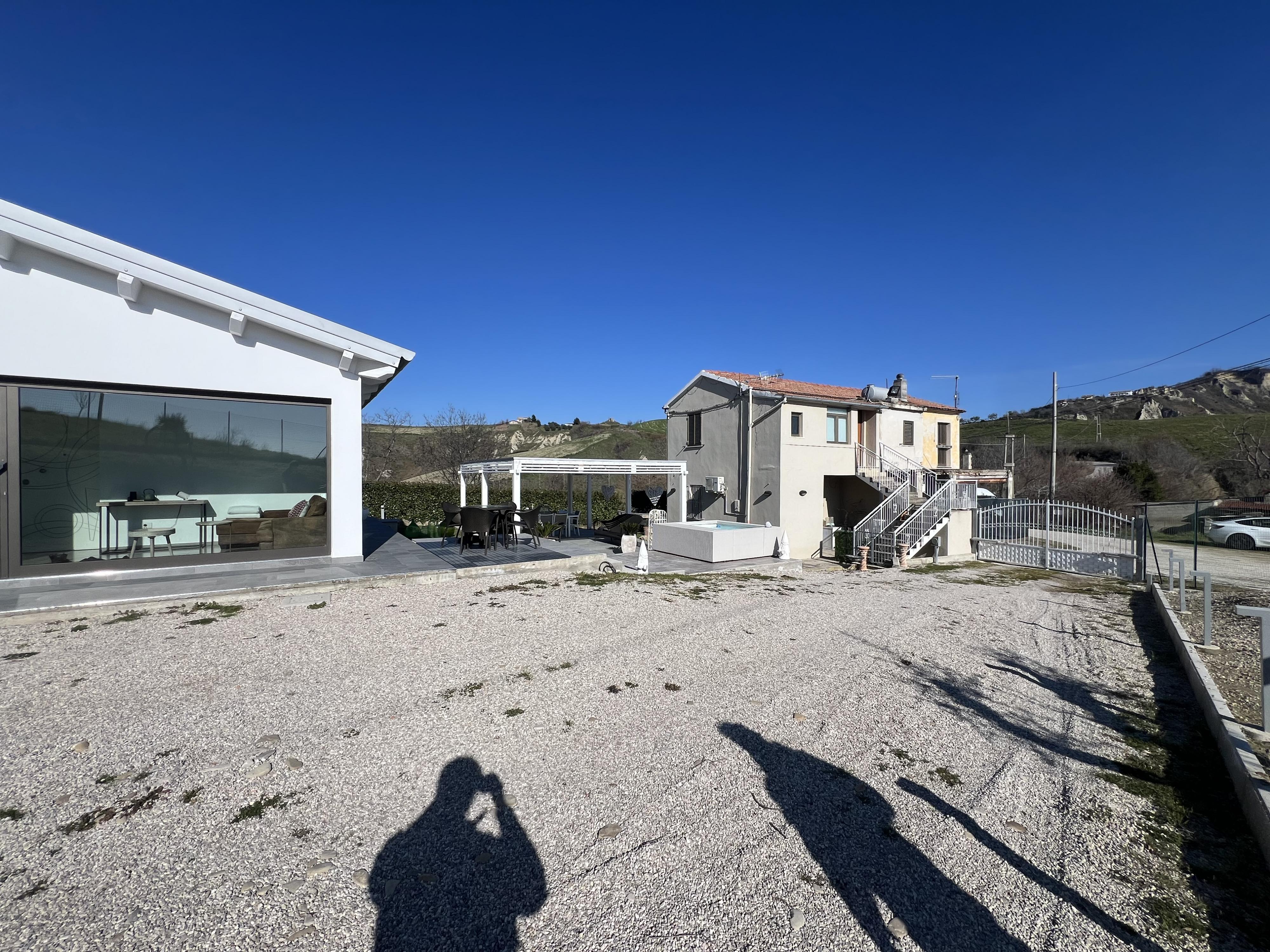 VILLA MODERNA IMMERSA NELLA NATURA