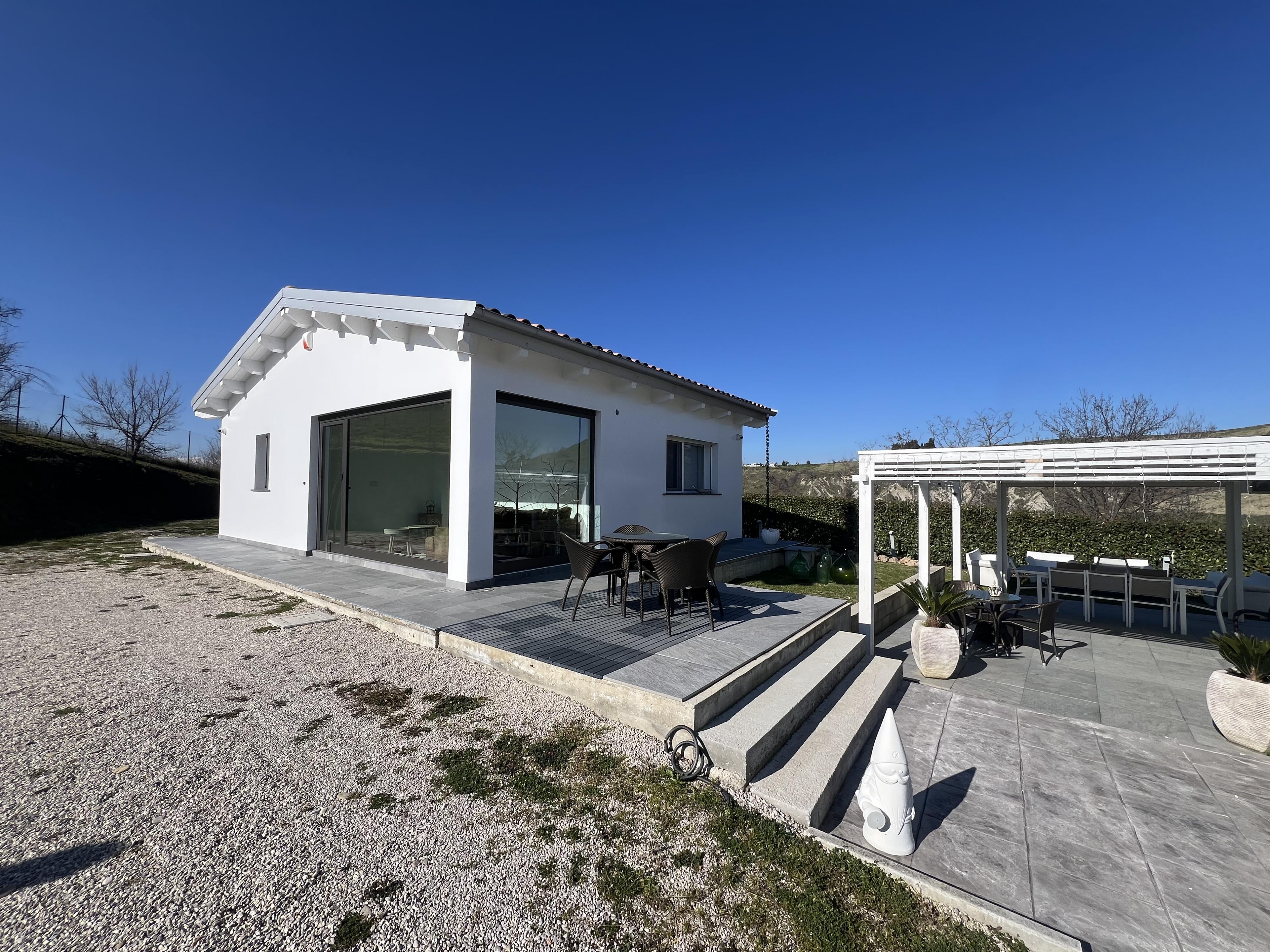 VILLA MODERNA IMMERSA NELLA NATURA