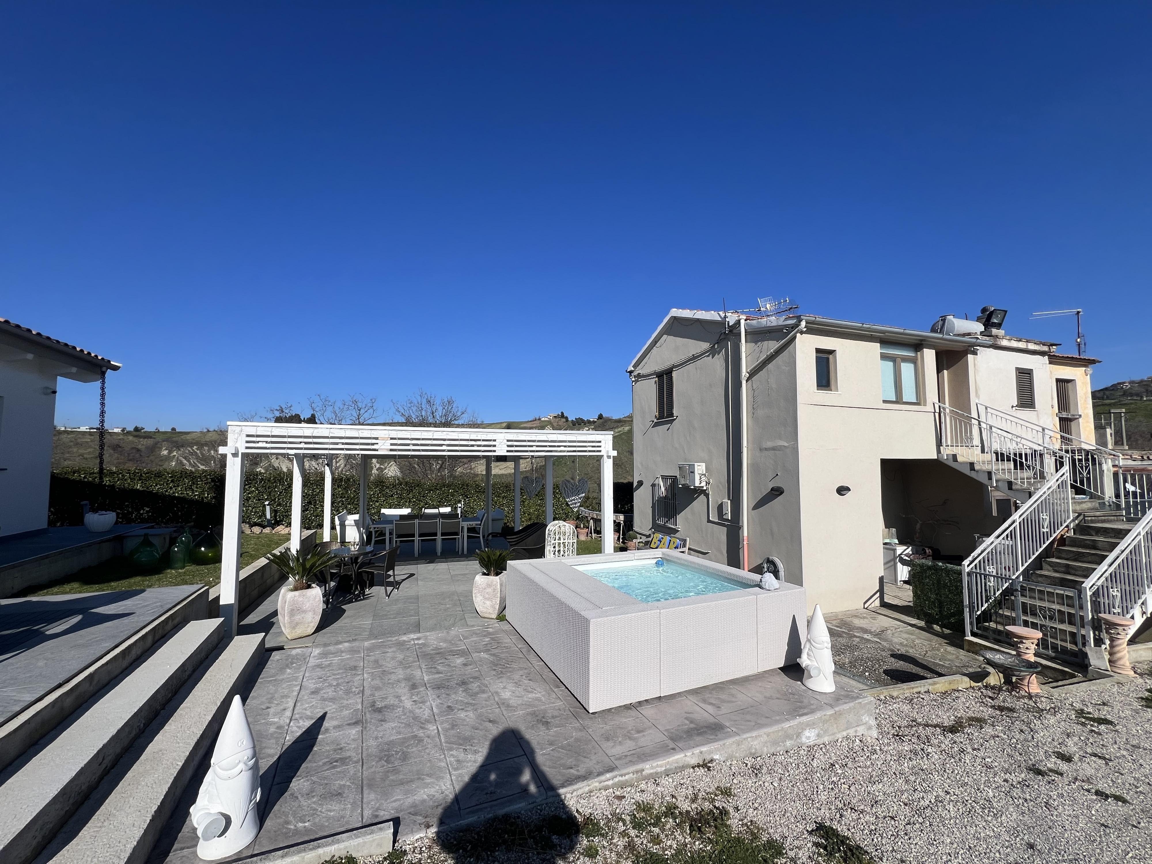 VILLA MODERNA IMMERSA NELLA NATURA